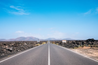白天的灰色混凝土道路